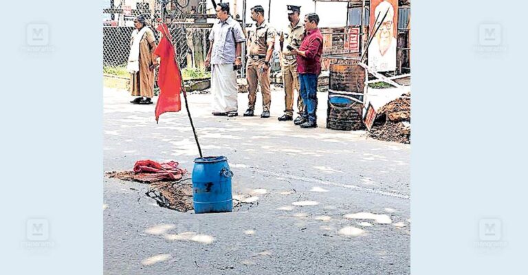 ktm-vaikom-road-protest.jpg