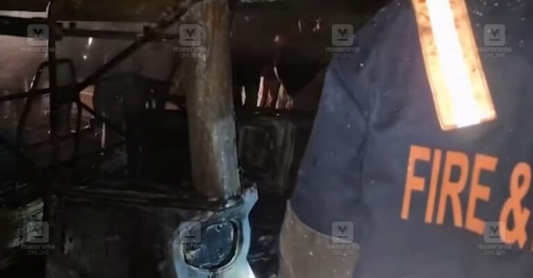 mukkam-auto-rickshaw-fire.jpg