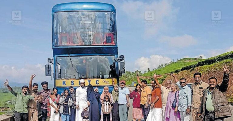 munnar-double-decker-bus.jpg