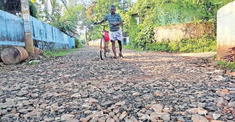 panthalam-road-damage-.jpg