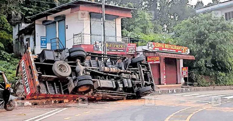punalur-muvattupuzha-road-accidents.jpg