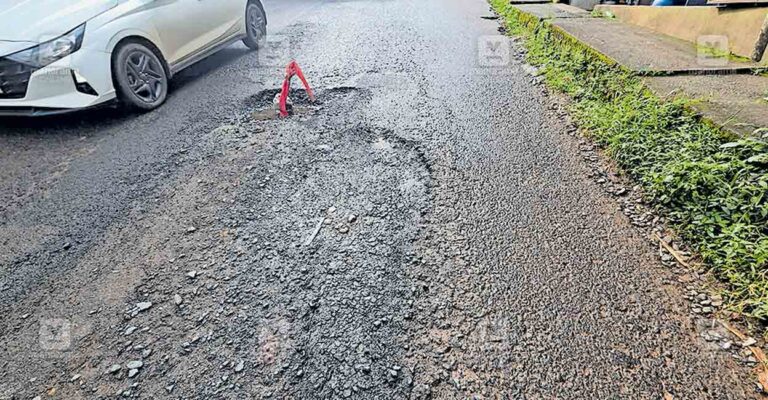 wayanad-pandinjarathara-road-potholes.jpg