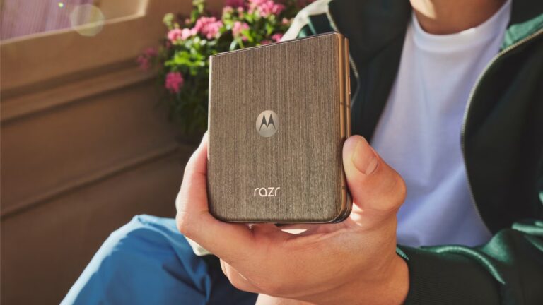 moto-razr-ultra-hero.jpg