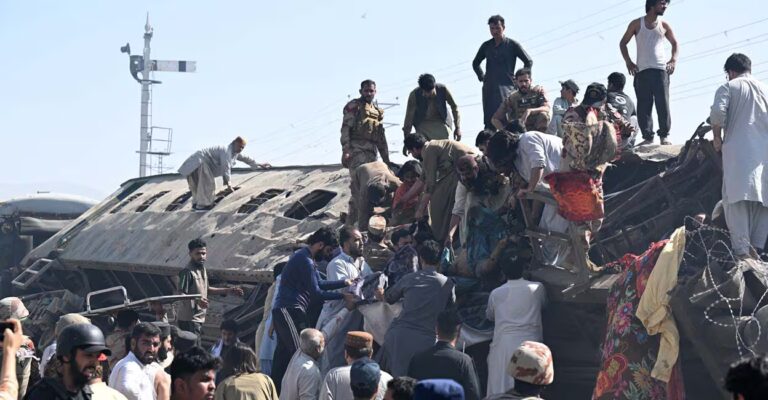 pakistan-bomb-blast-train.jpg