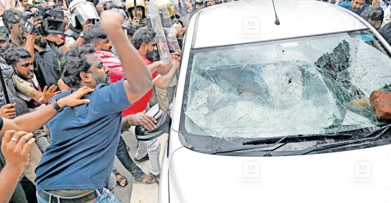 pinarayi-vijayan-house-ed-raid-protest-3.jpg
