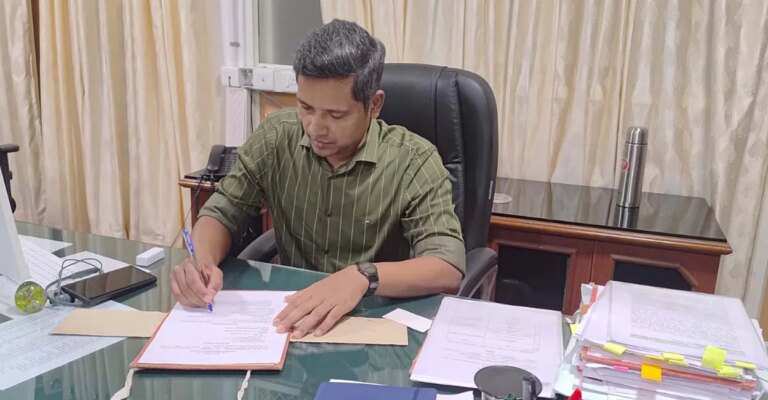 rathan-kelkar-cm-secretary.jpg