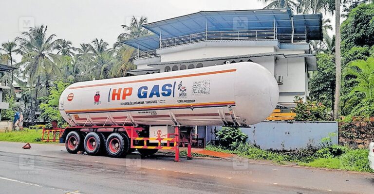 cooking-gas-tanker-roadside-kannur-1.jpg
