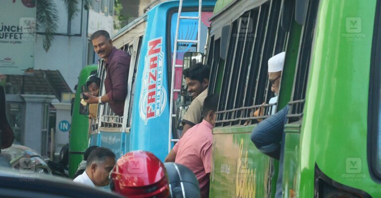 kochi-private-bus-1.jpg
