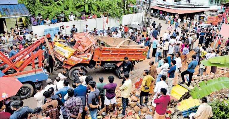 kollam-tipper-accident.jpg