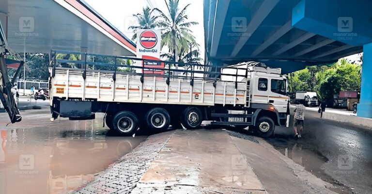 lorry-stuck-aroor-1.jpg
