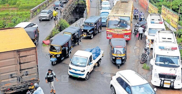 munnar-traffic-1.jpg
