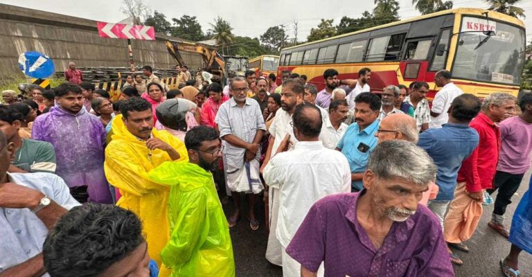 protest-against-waterlogging-cherthala.jpg