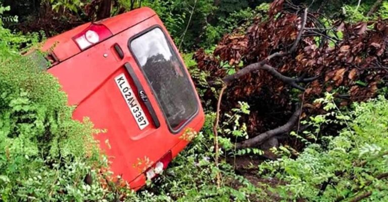thamarassery-pass-van-accident.jpg
