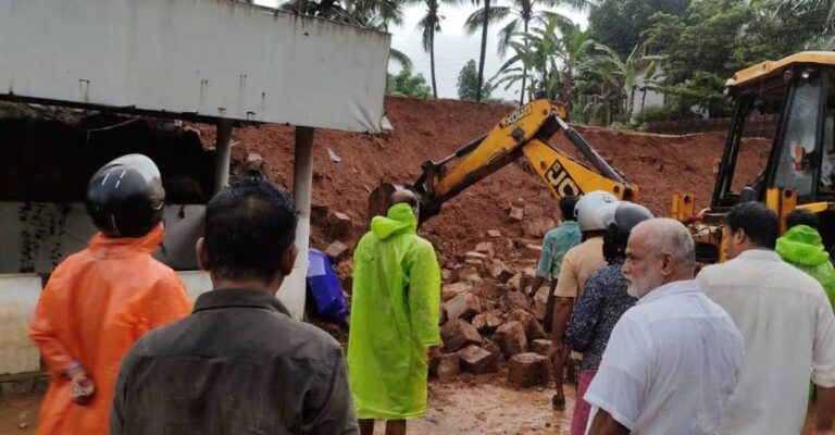 wall-collapse-kasargod.jpg