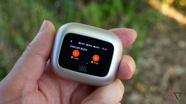 jbl-live-beam-3-case-in-hand-with-find-my-buds-screen.jpg