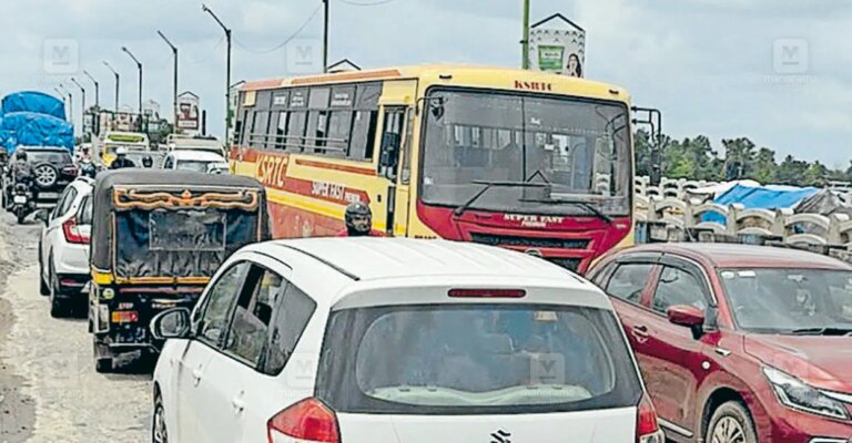 kalady-sree-sankara-bridge-traffic-1.jpg