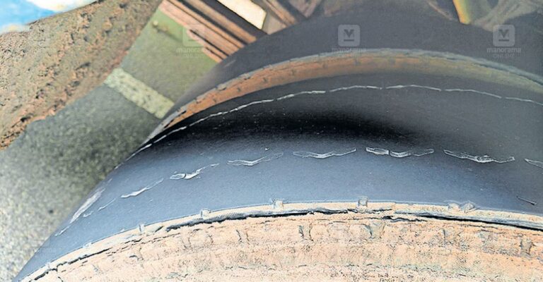 ksrtc-bus-breakdown-iritty-1.jpg