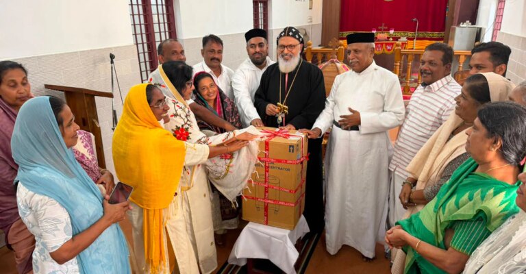 mammoottys-foundation-donates-oxygen-concentrator.jpg