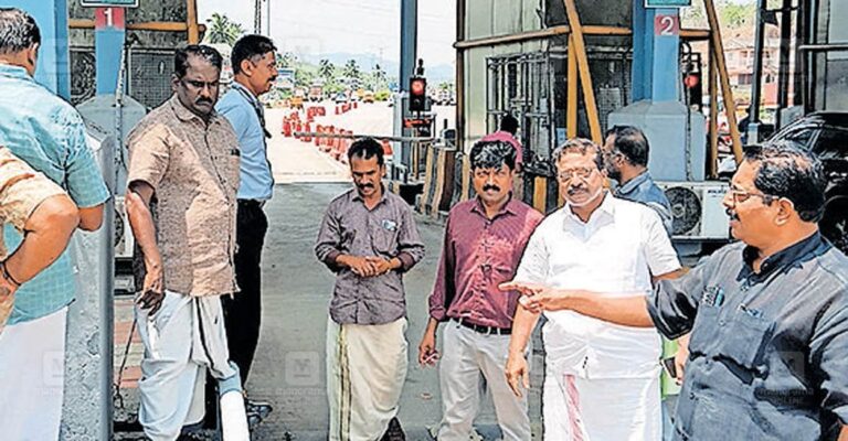panniyankara-toll-plaza-protest-1.jpg