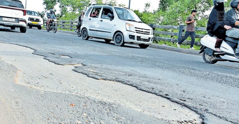valapattanam-bridge-potholes-1.jpg