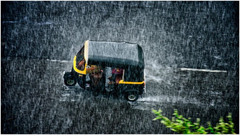 w-1280h-720format-jpgimgid-01k2v8253fgar1ea18vzz0b6dfimgname-kerala-rain-1-1755408569455.jpg