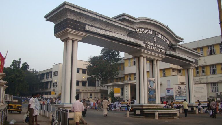 w-1280h-720format-jpgimgid-01kwpz7j48815cx3ps1qg93dgeimgname-medical-college-gate-thiruvananthap.jpeg
