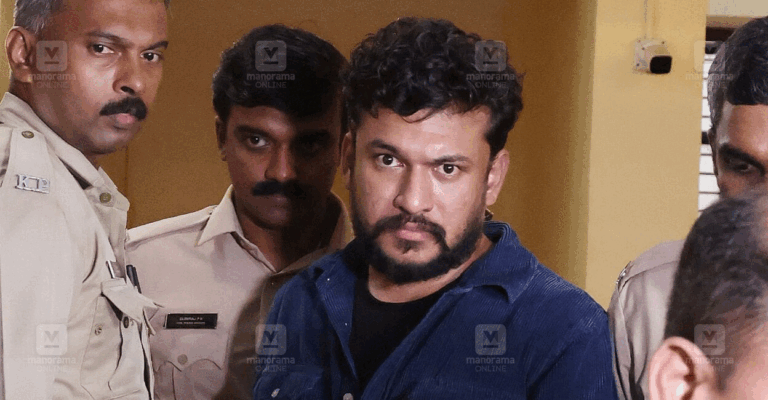 Arjun-Ayanki-at-Kannur-station.gif