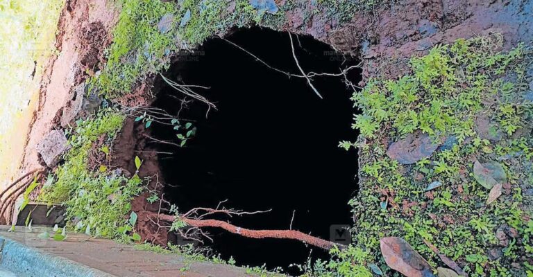 Koorachunde-sinkhole-grows.jpg