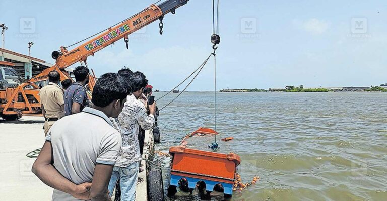 Neendakara-fishing-boat-accident.jpg