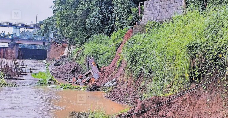 bharathappuzha-flood-yajnesharam-temple-damage-1.jpg