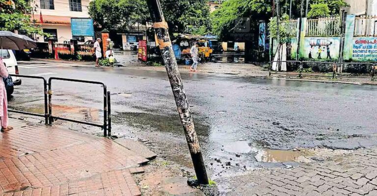 gandhi-square-pothole-thodupuzha.jpg