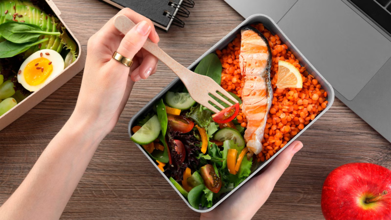 hand-wearing-an-oura-ring-holding-a-fork-over-a-healthy-meal.png