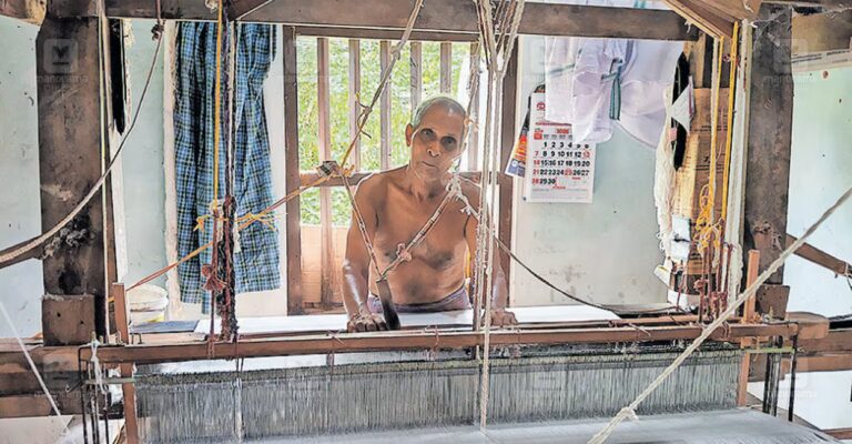 handloom-worker-1.jpg