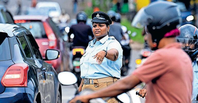 kozhikode-traffic-warden.jpg