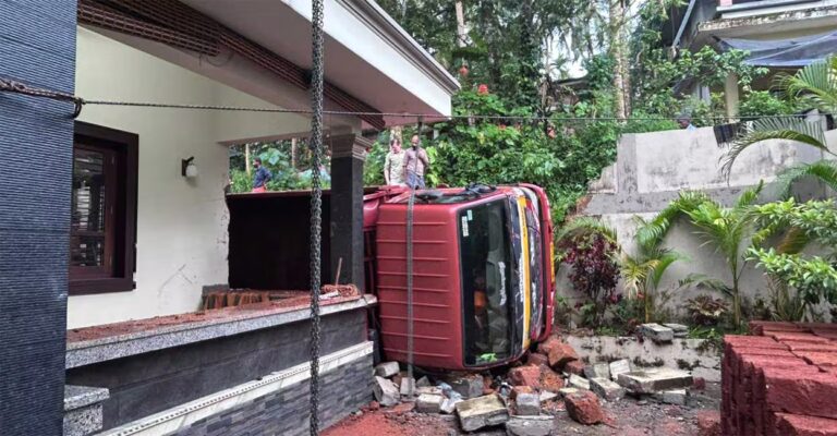 lorry-accident-edachery.jpg