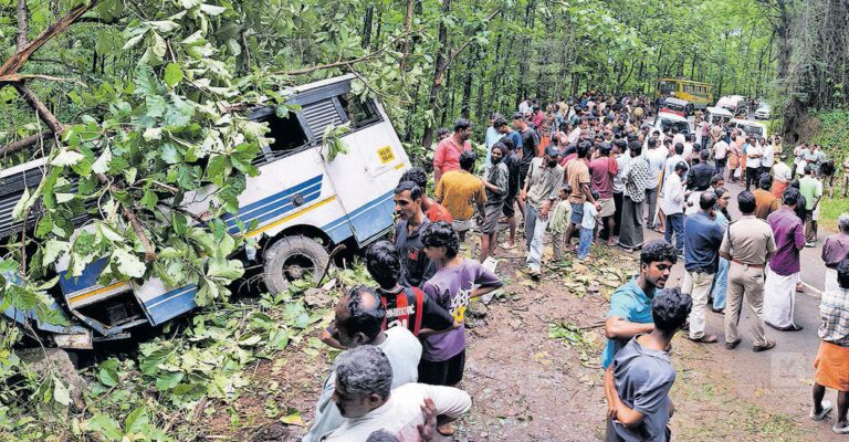 nelliampathi-bus-accident-1.jpg