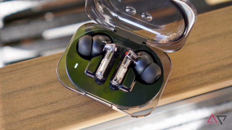 nothing-ear-3a-in-case.JPG