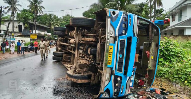 papanisseri-bus-overturned-2.jpg