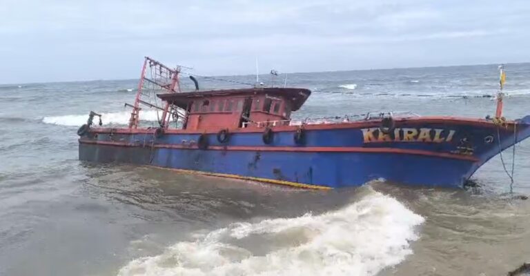 sakthikulangara-boat.jpg