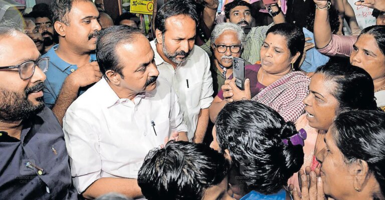 vd-satheesan-visits-relief-camp-pathanamthitta.jpg