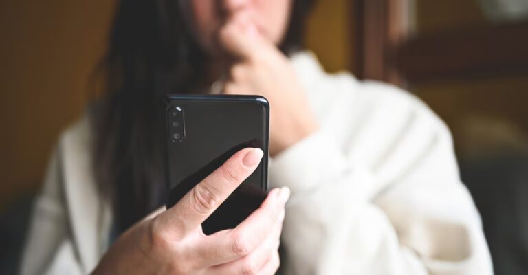 women-phone-representative-istock.jpg