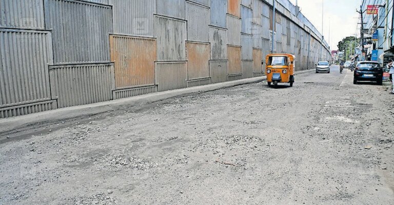 amballur-nh-service-road-potholes-1.jpg