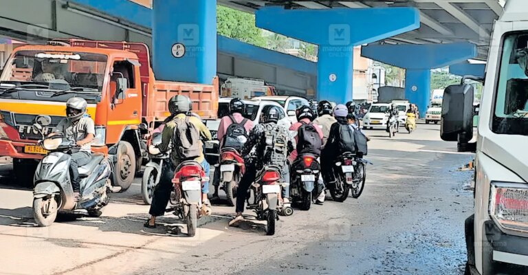 aroo-thuravoor-highway-traffic-2.jpg