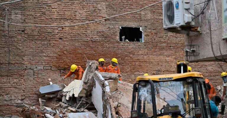 delhi-building-collapse-rescue-1.jpg