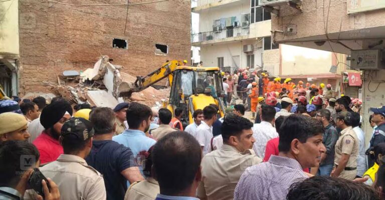 delhi-building-collapse2.jpg
