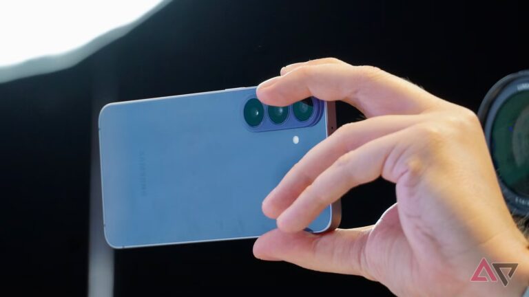 galaxy-s26-fe-blueberry-back-hand.JPG
