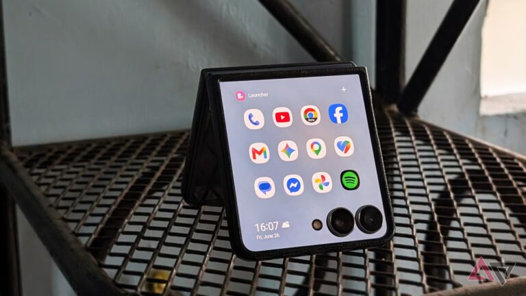google-apps-with-gemini-phone-and-youtube-on-samsung-galaxy-z-flip-7.jpg