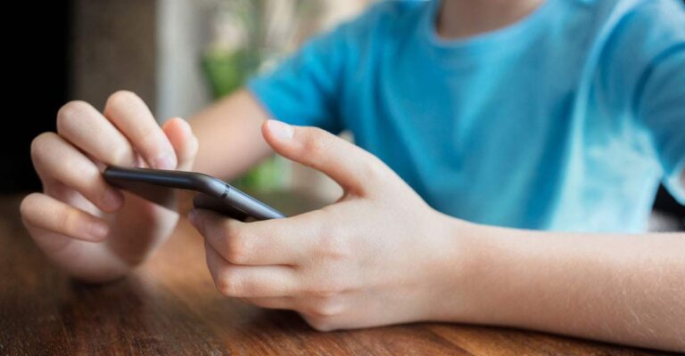 mobile-phone-addiction-online-class-screen-time-brainajackson-istock-photo-com.jpg