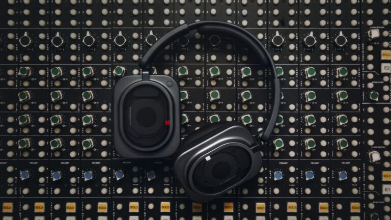 nothing-headphone-1-pro-back.jpg