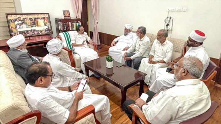 w-1280h-720format-jpgimgid-01m1hm1p7f1jfh4wb9w5debxrvimgname-kanthapuram-team-at-cm-vd-satheesan.jpeg